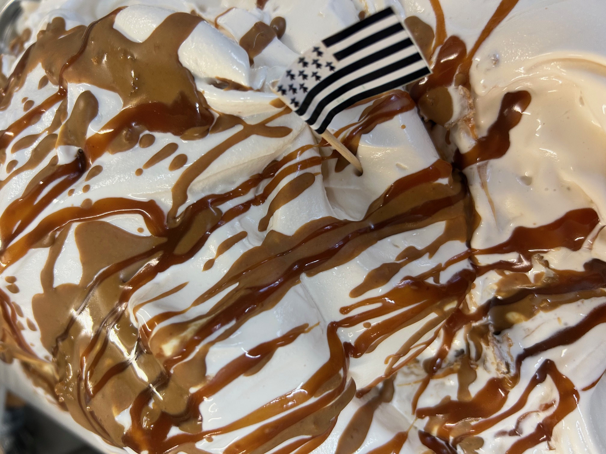 Glace Breizahoo avec caramel et drapeau breton
